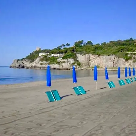 Dunelle Vila *